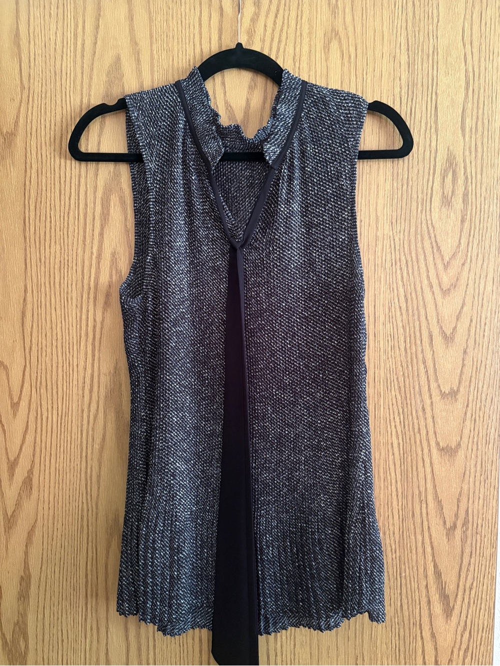 Sleeveless black and white Knit Top with Neck Tie